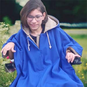 Image Produit Cape imperméable avec zip et capuche intégrée pour fauteuil roulant